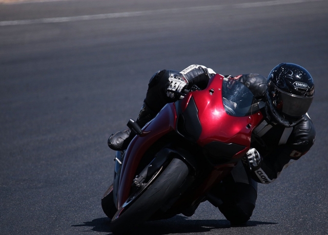  Fazendo a curva com a moto.